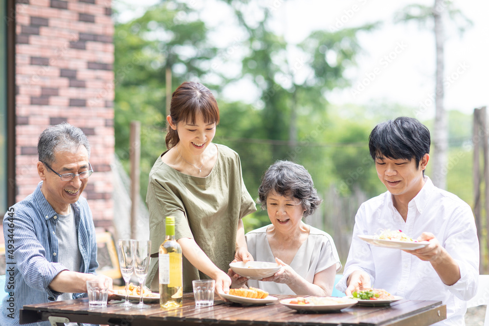 庭で食事をするファミリー 庭で食事をするファミリー