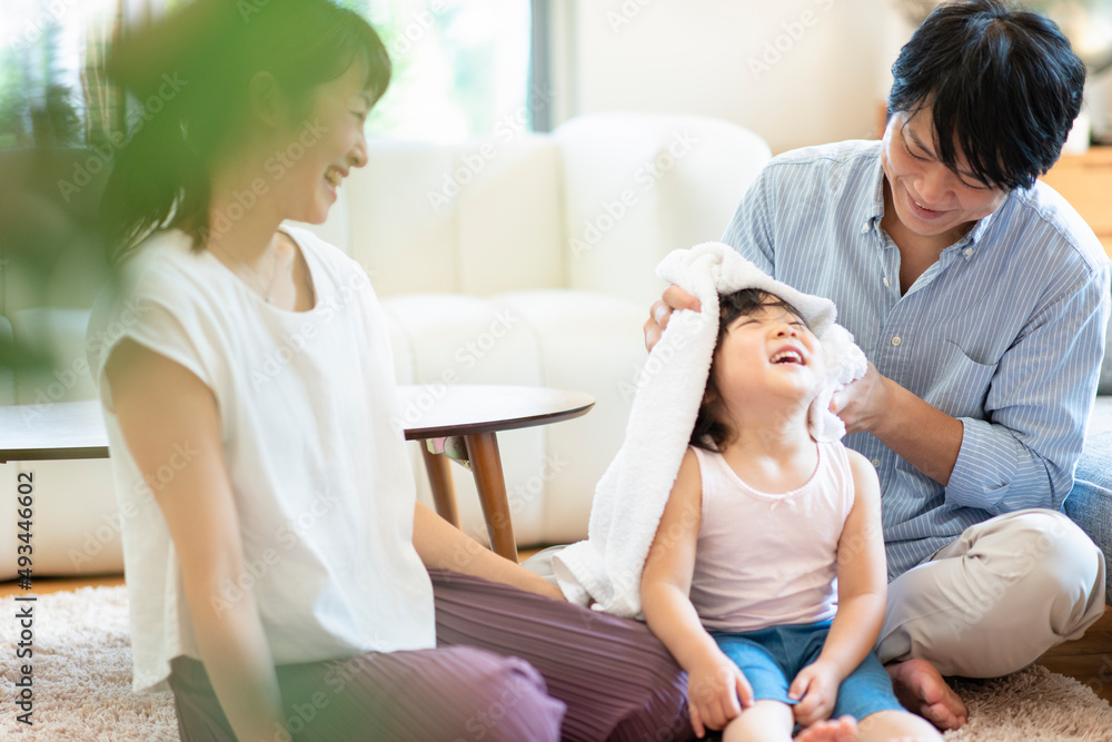 子供の髪をバスタオルで拭く父親 子供の髪をバスタオルで拭く父親