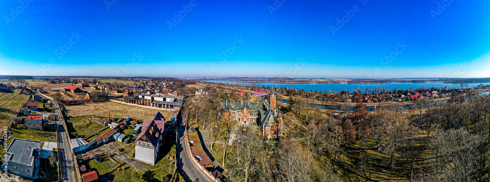 Panorama Pławniowic na Śląsku w Polsce z lotu ptaka z parkiem pałacowym i zabytkowym pałacem