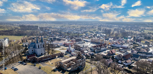miasto Ujazd w województwie Opolskim w Polsce, panorama z lotu ptaka z ruinam...