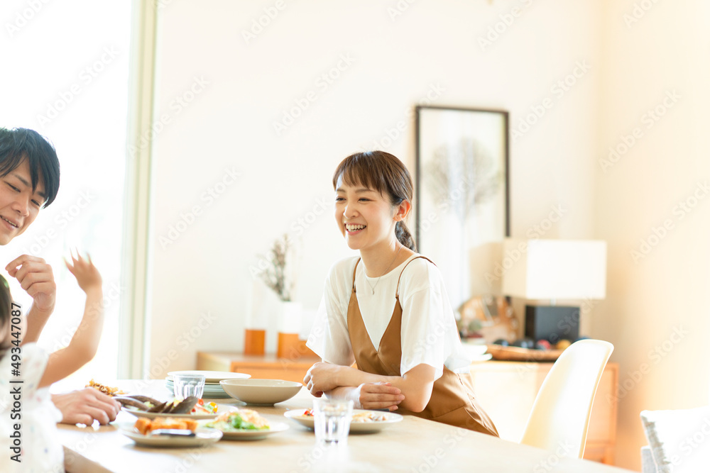 食事をするファミリー