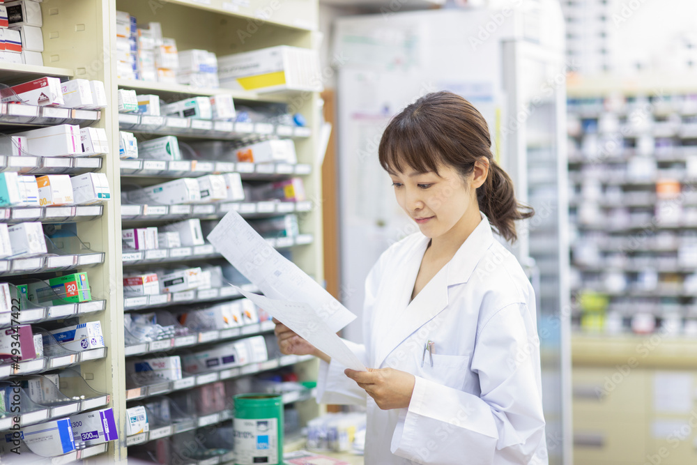 カルテを見る薬剤師 カルテを見る薬剤師