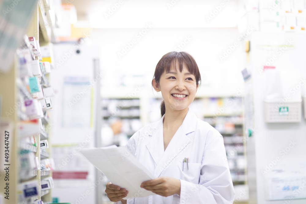 カルテを持つ薬剤師 カルテを持つ薬剤師