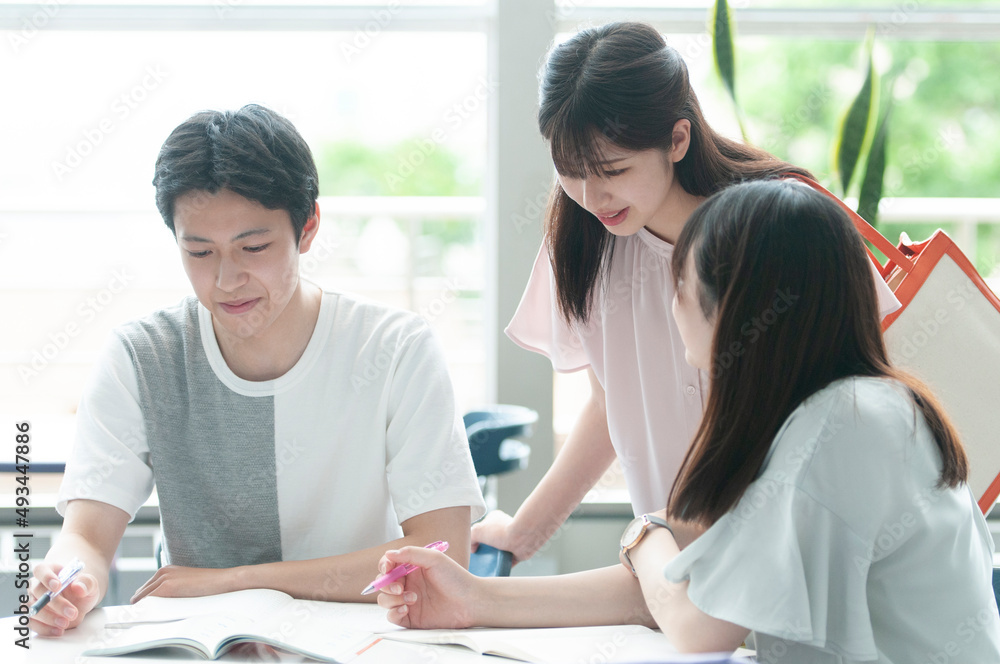 勉強を教え合う大学生 勉強を教え合う大学生