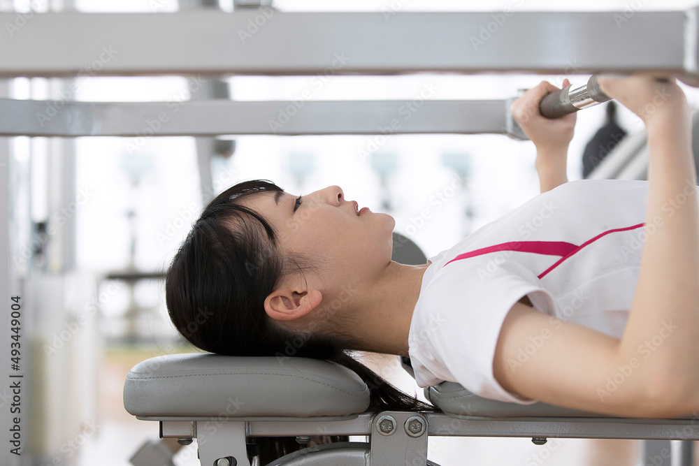 筋トレする日本人女性 筋トレする日本人女性