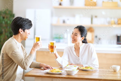 食事しながらビールを飲む夫婦 photo