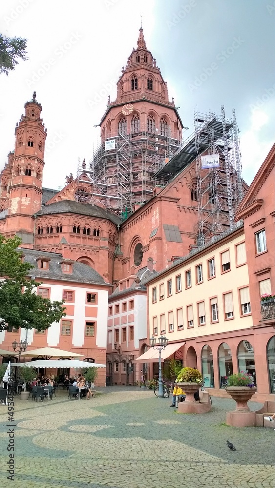 old cathedral of Frankfurt whit repairs