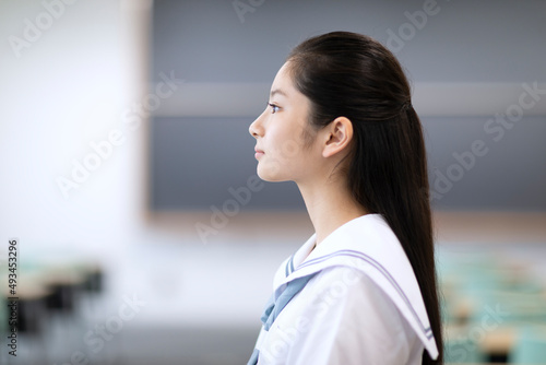 教室で立つ女子高校生の横顔 photo