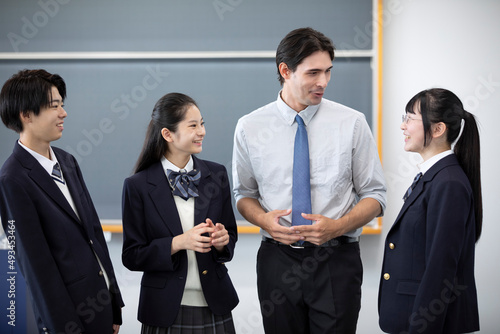 外国人教師と会話する高校生