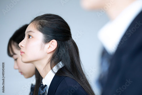 前を向く女子高校生の横顔 photo