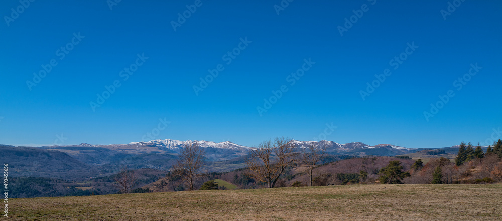 vue panoramique sur les monts d'Auvergne enneigés