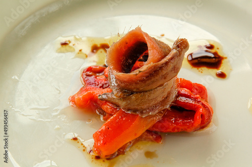 Anchoas con pimientos rojos a la brasa.