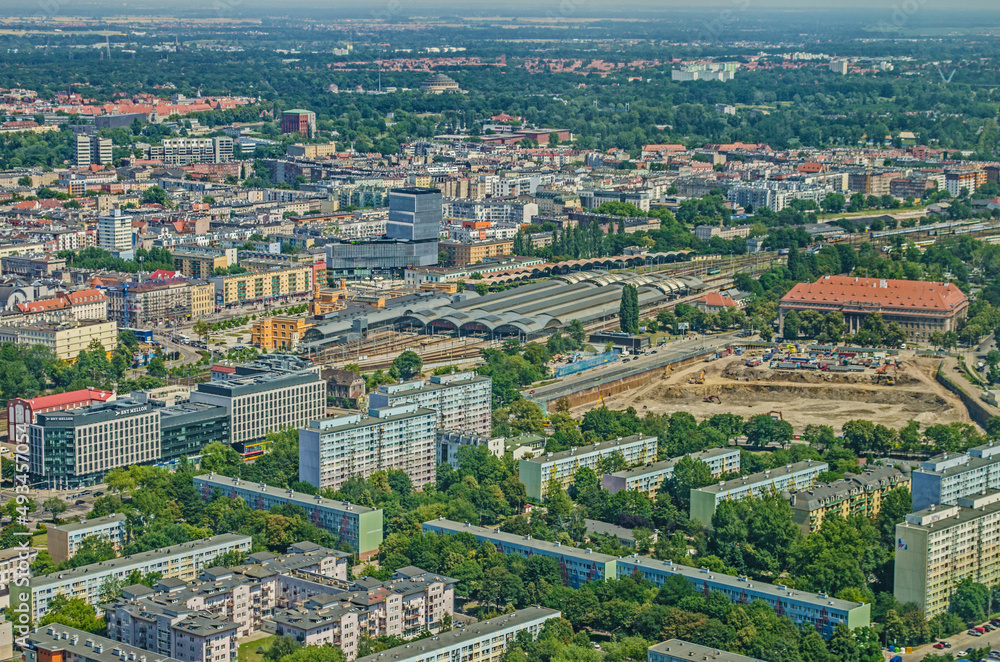 Panorama na miasto Wrocław z punktu widokowego z słoneczny letni dzień