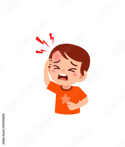 ittle kid get bump in forehead feel sad