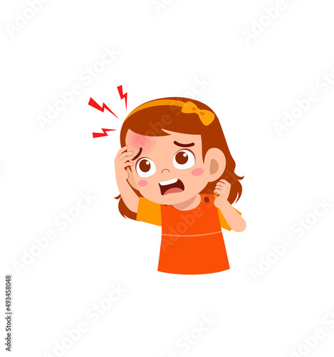 ittle kid get bump in forehead feel sad