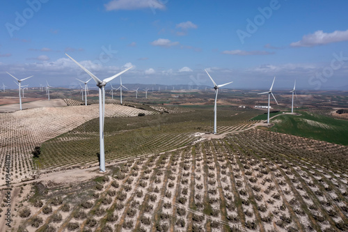 campo con molinos de viento para las energías renovables © Antonio ciero
