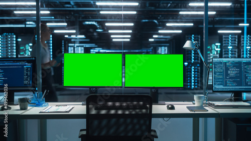 Foto High-Tech Data Center Server with Two Green Screen Chroma Key Display Showing on Personal Computer Standing on a Desk