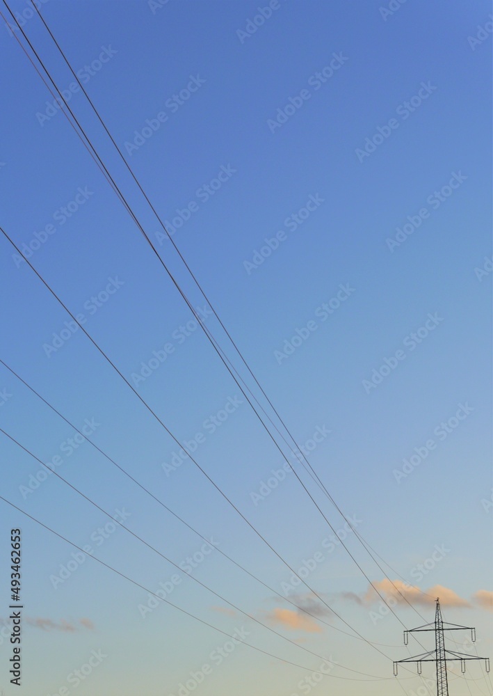 Stromleitung vor blauem Himmel