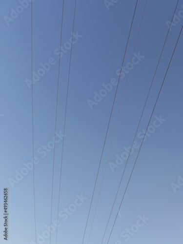 Stromleitung vo blauem Himmel