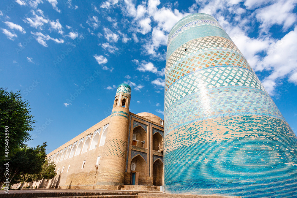 Fototapeta premium Mohammed Amin Khan Madrassah and the Kalta Minor Minaret in Khiva, Uzbekistan, Central Asia