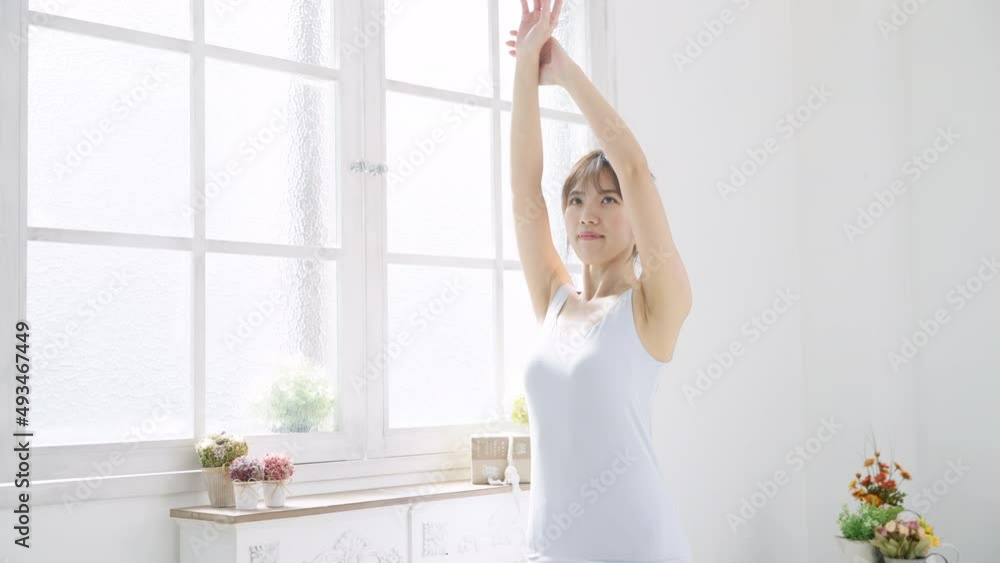 窓のそばでストレッチをする女性 ビューティーイメージ 窓のそばでストレッチをする女性 ビューティーイメージ