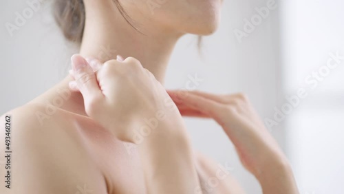 Wallpaper Mural セルフマッサージをする女性　ビューティーイメージ Torontodigital.ca