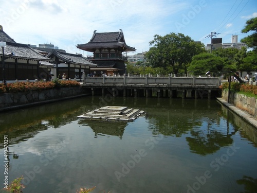 Kame-no-ike Turtle Pond and Waro-do Rest Station in the precincts of Shitenno-ji Temple in Osaka City in Japan 日本の大阪市の四天王寺境内にある亀の池と和労堂