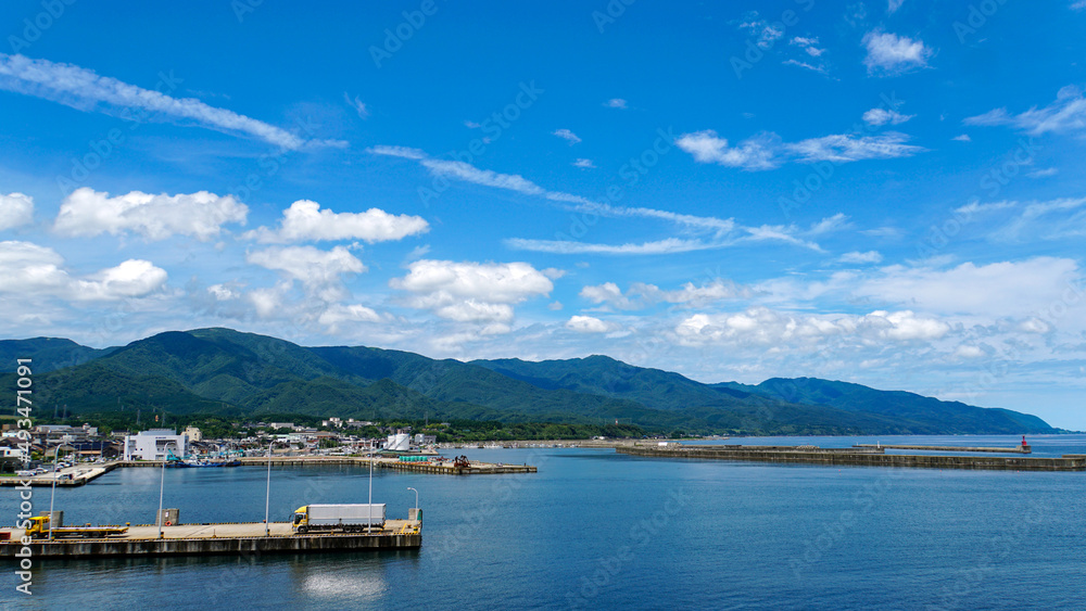 新潟県佐渡島のフェリー乗り場がある両津港の風景