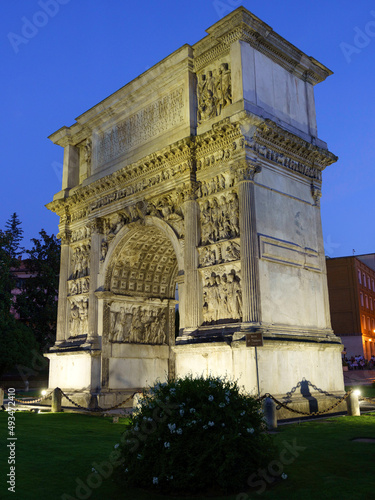 Quadro su tela Benevento: Arco di Traiano, Roman arch, by night