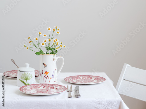 Lovely table styled with daisy flowers and pink plates