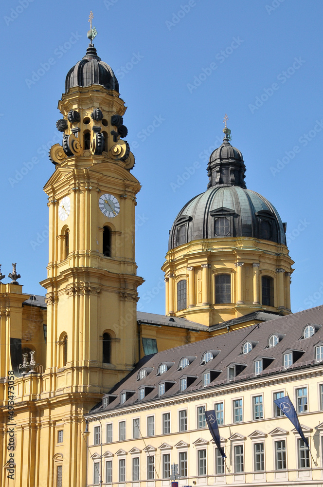 Camparios y cúpula de la Theatinerkirche en el centro histórico de la ciudad de Munich, Alemania