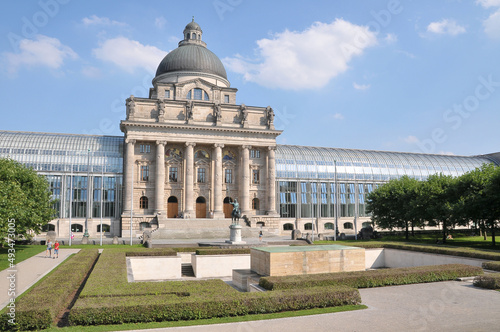 Vista del edificio de la Cancillería Estatal de Baviera en los jardines de Hofgarten, centro histórico de Munich, Alemania