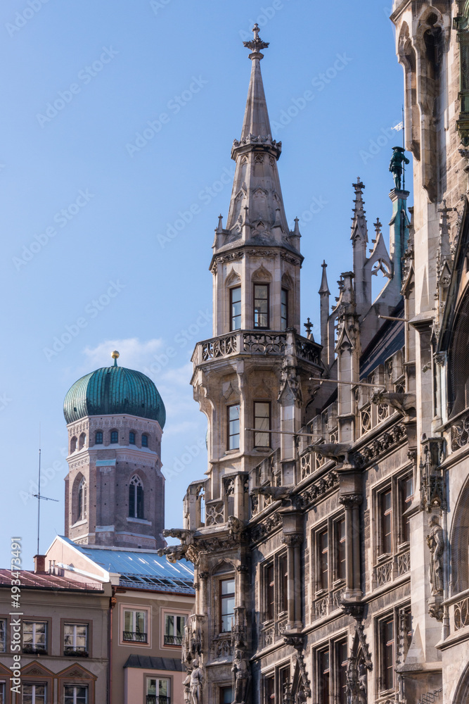 Vista del Ayuntamiento y campanario de la Catedral de Munich en Alemania