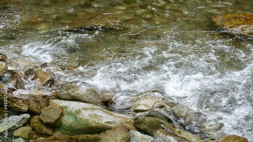 渓流の岩場の流れ