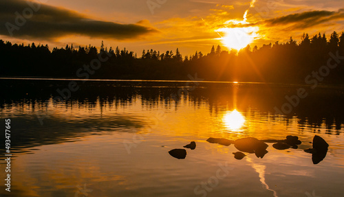 Photos Le lac de servières en auvergne france au lever de soleil