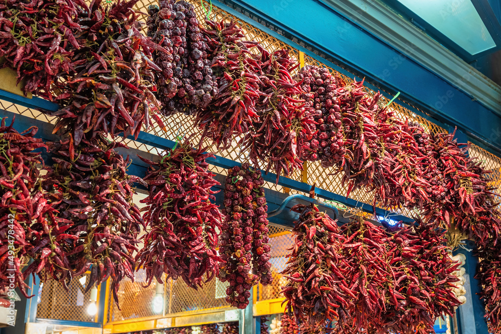 Obraz premium Paprika Chili Spices in Great Market Hall (Central Market Hall), Budapest Hungary