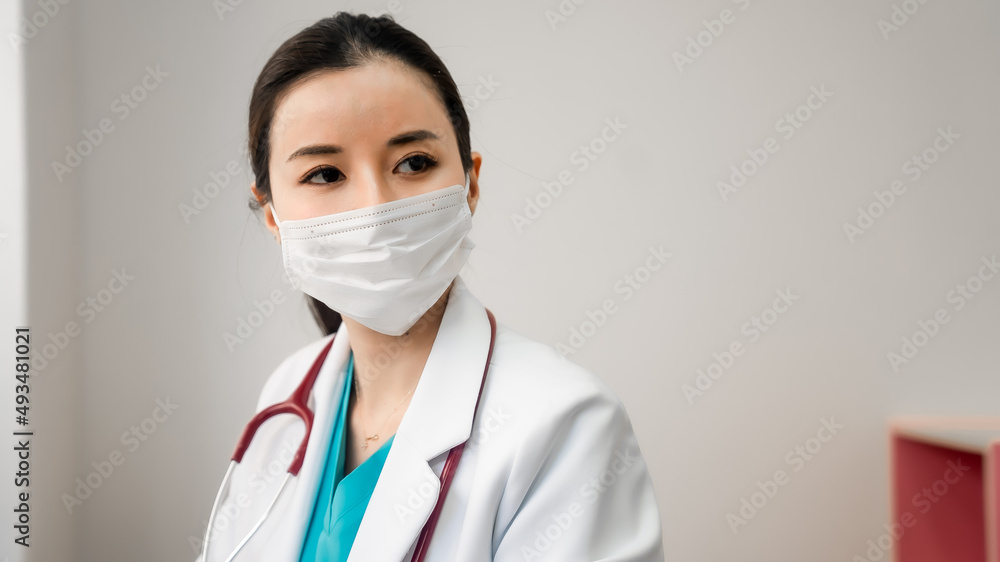 問診する白衣を着た女医 問診する白衣を着た女医