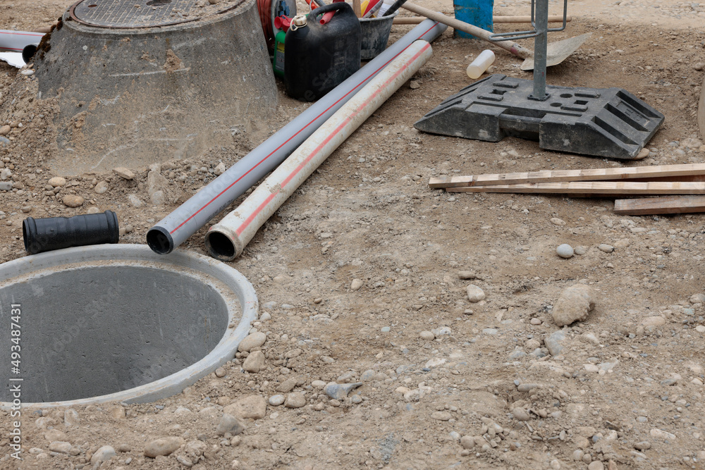 kabelrohr und betonschacht auf baustelle mit benzinkanister kabelrohr und betonschacht auf baustelle mit benzinkanister