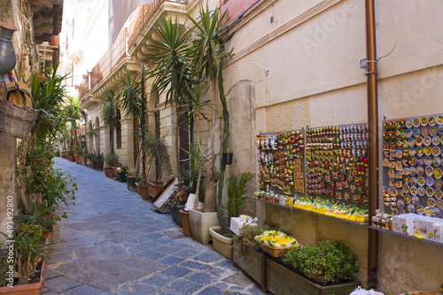 Fototapeta Naklejka Na Ścianę i Meble -  Narrow and picturesque street on Ortigia Island in Siracusa, Sicily, Italy	
