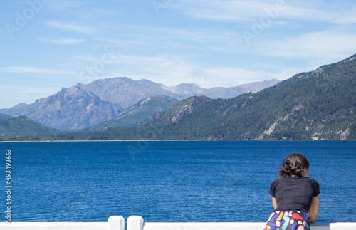 Mujer mirando el lago, Bariloche, Patagonia © Rodrigo