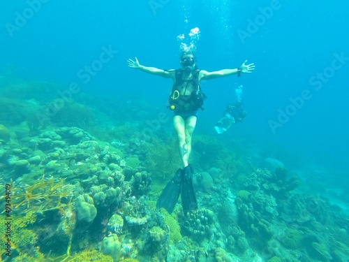 Obraz na płótnie person snorkeling in the sea w salonie
