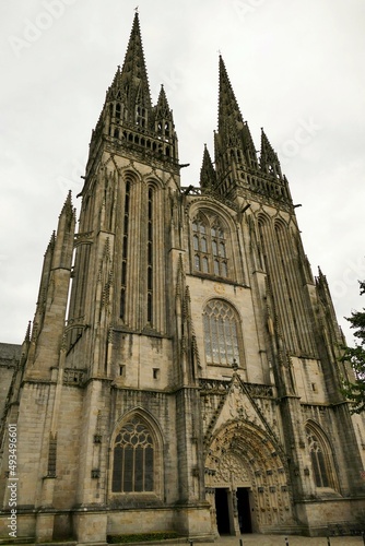 La façade de la cathédrale Saint-Corentin à Quimper