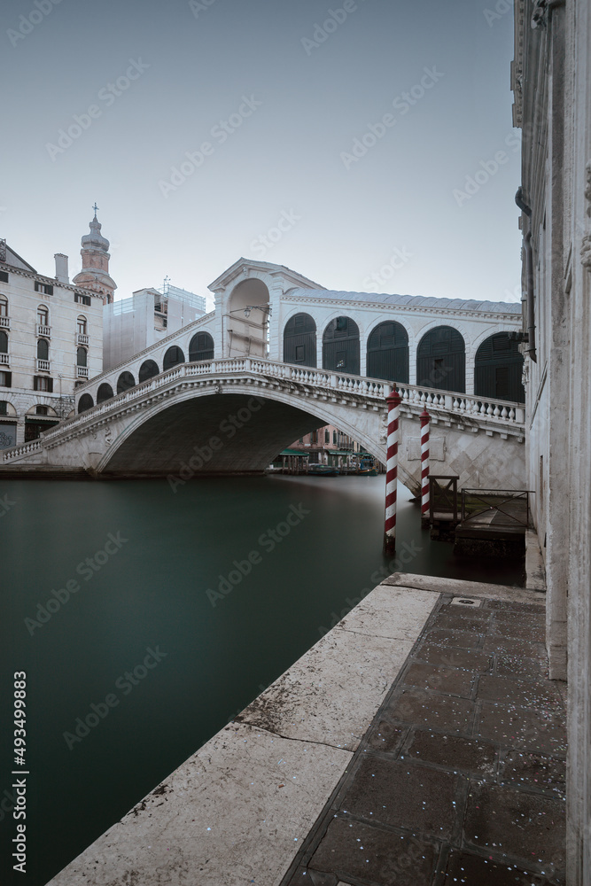 Die Rialtobrücke in Venedig, Italien, Langzeitbelichtung