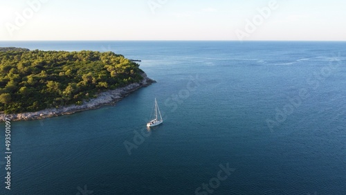 Segelboot neben Inselküste