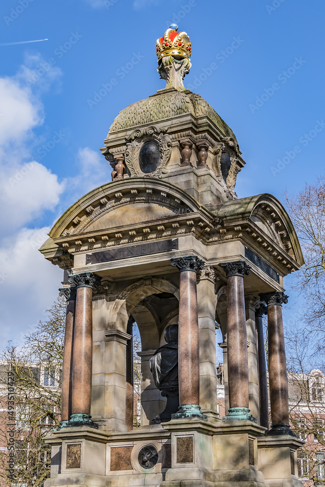 In Sarphati Park is chapel-shaped monument (1866) with a bronze bust of Sarphati in combination with a fountain. Samuel Sarphati was a doctor and pharmacist in Amsterdam. Amsterdam, the Netherlands.