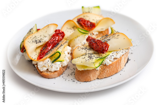 Tableau sur toile Deliziosi crostini conditi con stracchino, zucchine, pomodori secchi e scamorza,