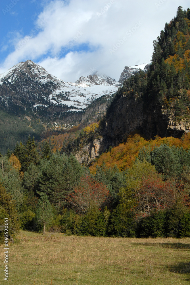 El pirineo en otoño en Ordesa. Huesca.España