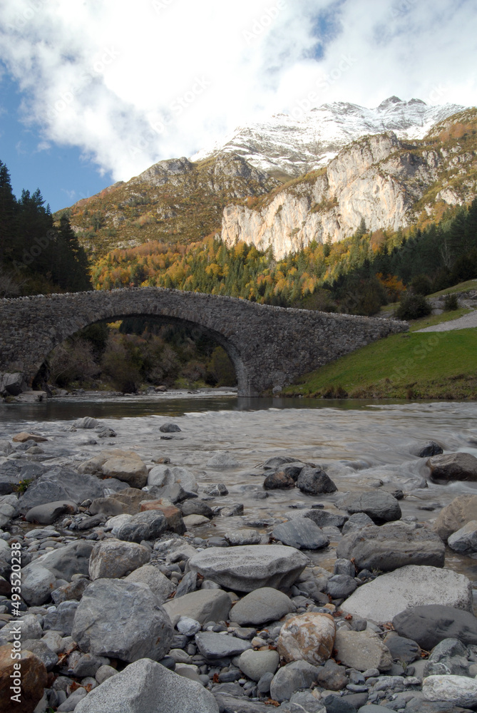 Fototapeta premium El pirineo en otoño en Ordesa. Huesca.España