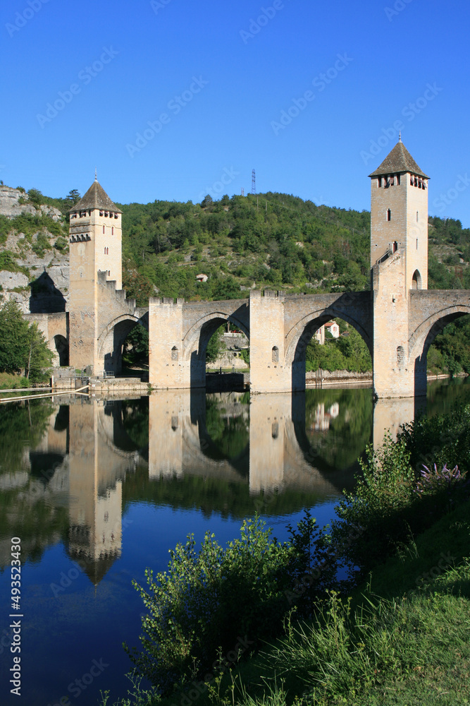 valentré bridge and river lot in cahors (france) 
