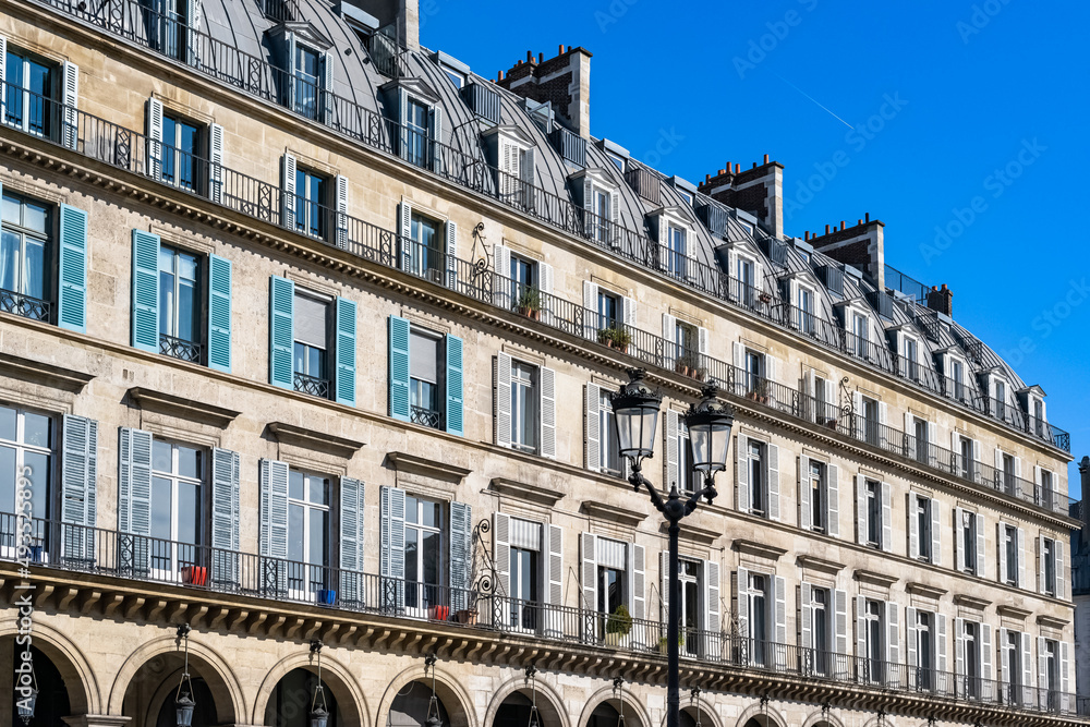 Paris, rue de Rivoli, typical windows, parisian facade
